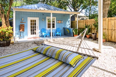 Surf's Up Cottage near downtown Tampa