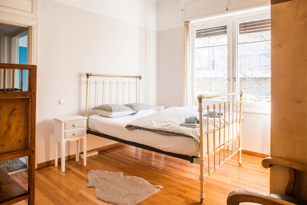 Antique metal bed frame Bedroom 02