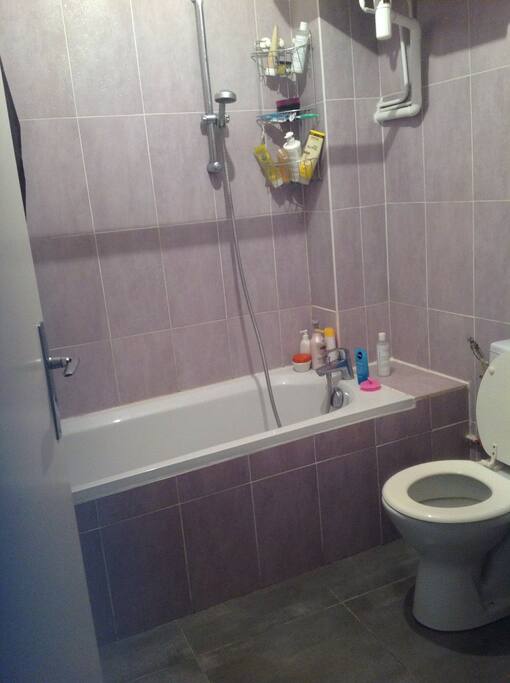 Salle de bain avec baignoire