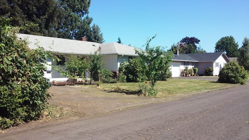 Clean, simple, very quiet house in Eugene.