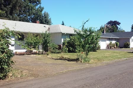 Clean, simple, very quiet house in Eugene.