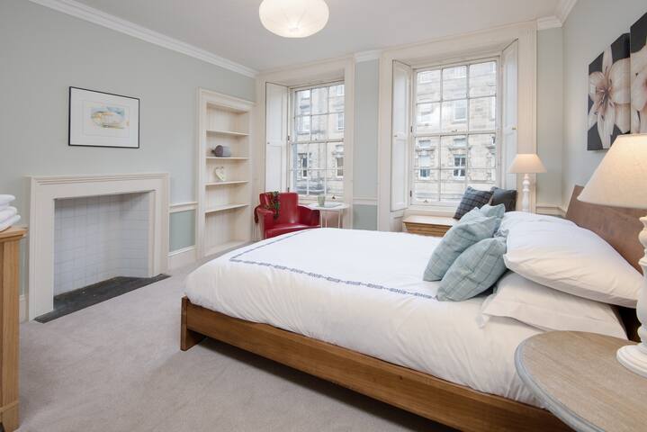 Royal Mile, Edinburgh – the heart of the city! gallery image 5