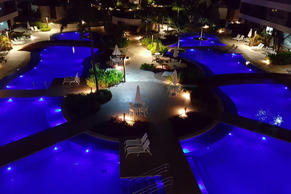 Vista noturna da varanda da propriedade