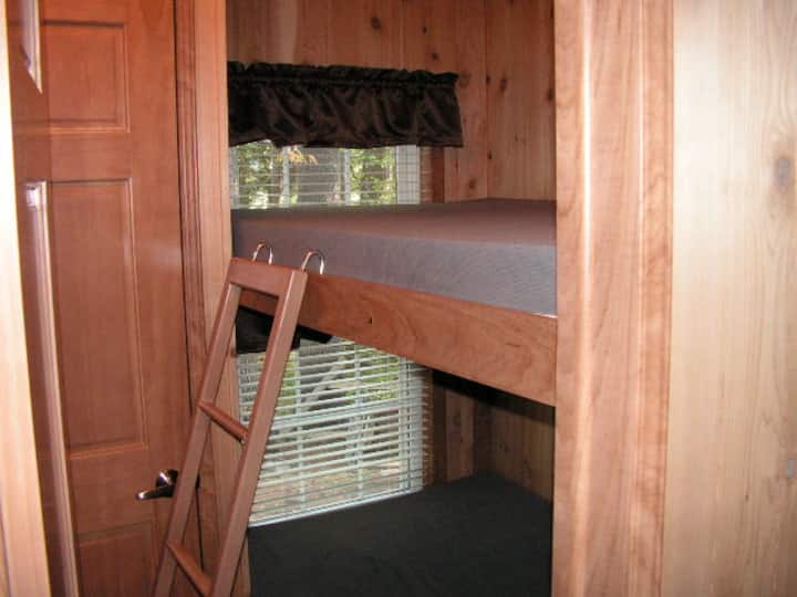 Dhomë fjetjeje, krevate 48" (pothuajse dopio)