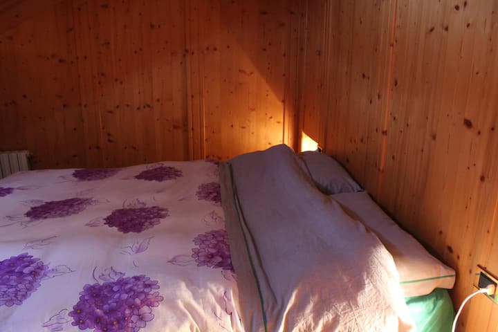 غرفة نوم مزدوجة في الطابق الثاني