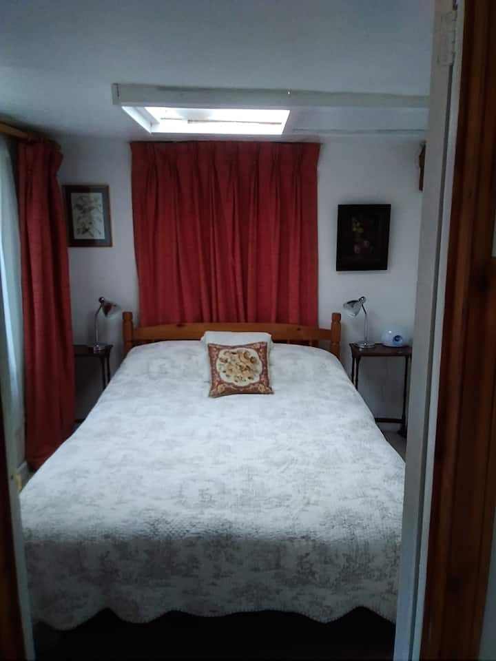 卧室配有双人床和床头柜，配有灯具和闹钟。   请在蜂鸣器或时钟上的阳光功能吵醒。