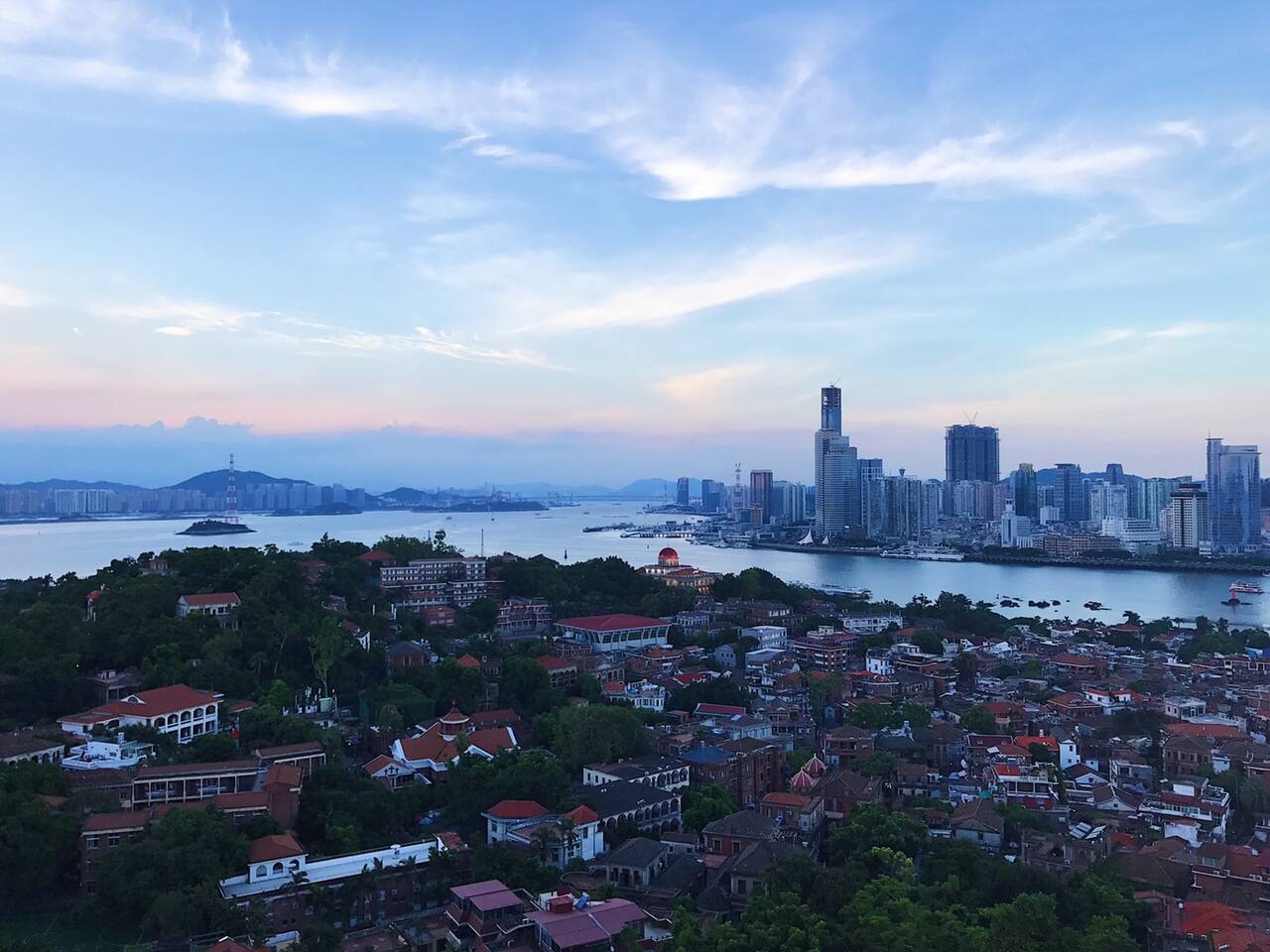 若是天气晴朗 不妨上日光岩一起看日落 厦门旅游攻略 尽在airbnb爱彼迎