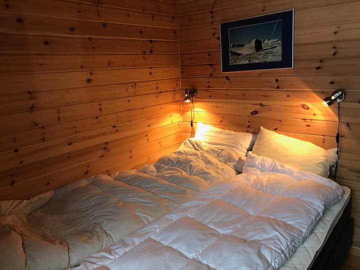 Dormitorio con cama de matrimonio
