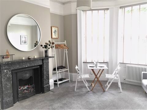 Bright & central studio near station
