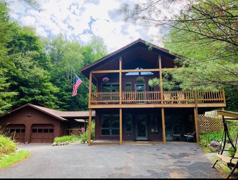 LooseMoose Lodge & hot tub ski chalet!