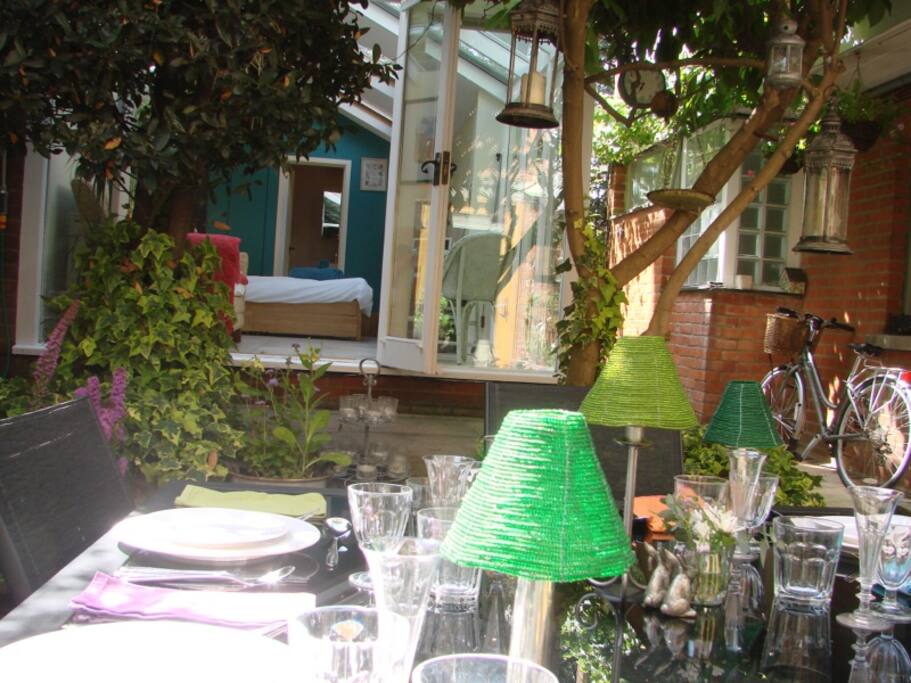 Eat in the cottage or in the garden!