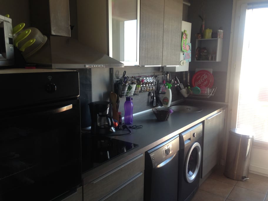 cuisine équipée.machine a laver, laves vaisselle, frigo et congelateur.