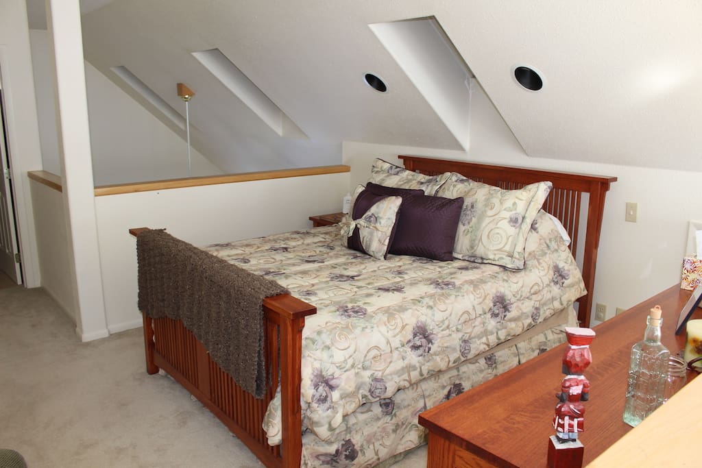 The Loft - Queen size bed available