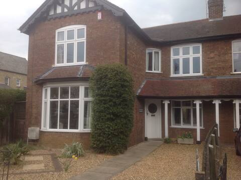 Large and tranquil property near town centre
