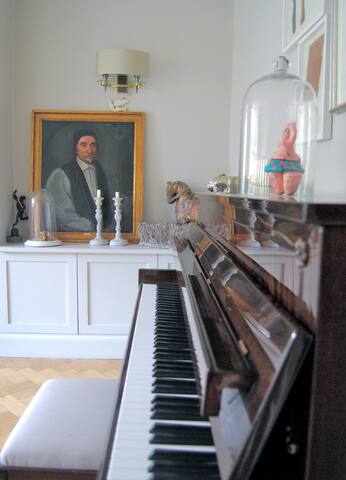 Stylish family house near Park, sleeps 7, E London gallery image 4