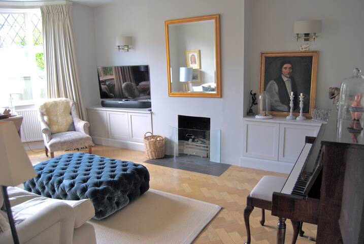 Stylish family house near Park, sleeps 7, E London gallery image 2