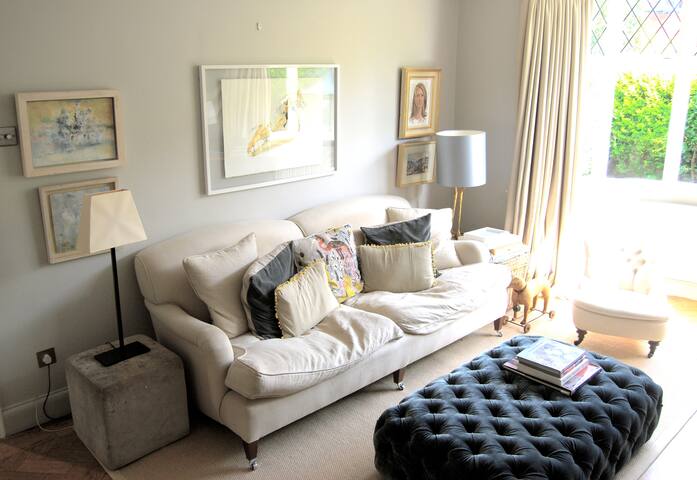 Stylish family house near Park, sleeps 7, E London gallery image 3