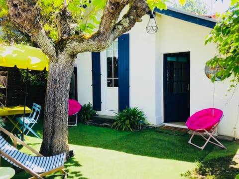 300 M plage petite maison bleue pour 2 à 4 pers