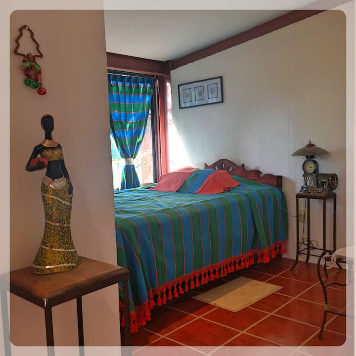Dhomë gjumi "Los Colibri"  me pamje nga natyra dhe vrimat e ujit ku ushqehen cicërimat e zogjve. Lart.