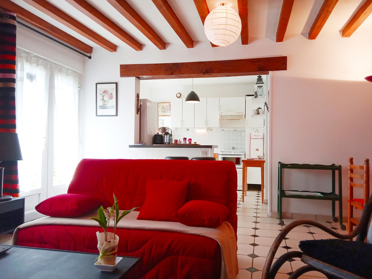 ห้องครัวอเมริกัน
ในบ้านที่มีความกลมกลืนเป็นสีแดงดำ