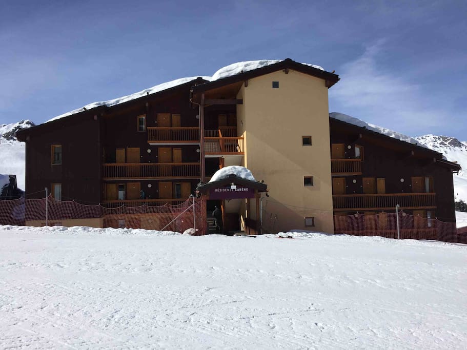 Vue de l'accès à la résidence de la piste de ski