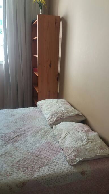 Quarto amplo, Confortavel, com cama de casal e ventilador.