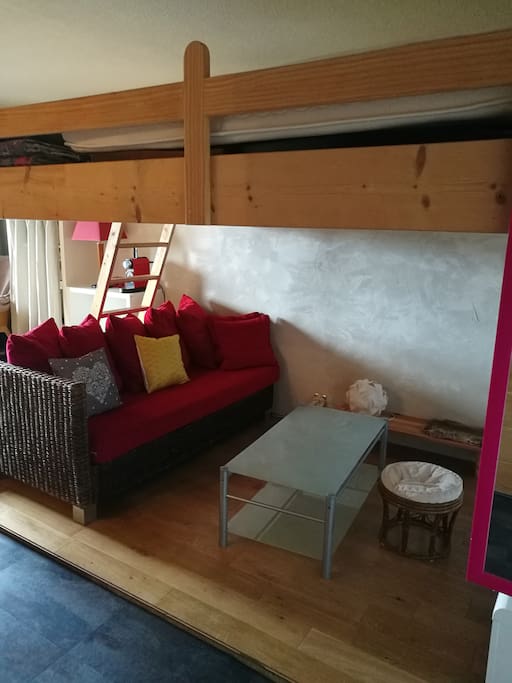 Petit salon pour se détendre en fin de journée. Et au dessus une mezzanine avec un lit King Size.