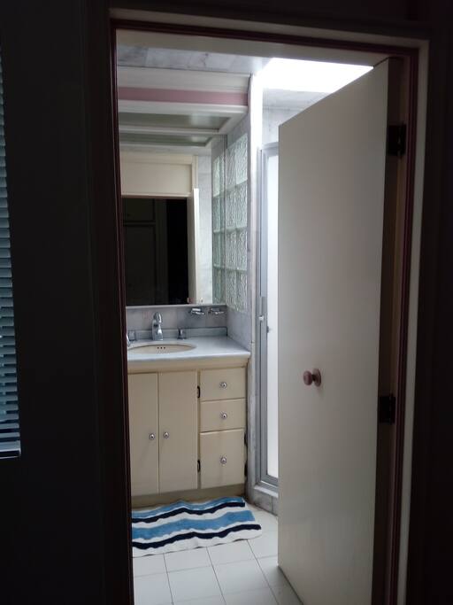 baño privado con agua caliente las 24 hs.