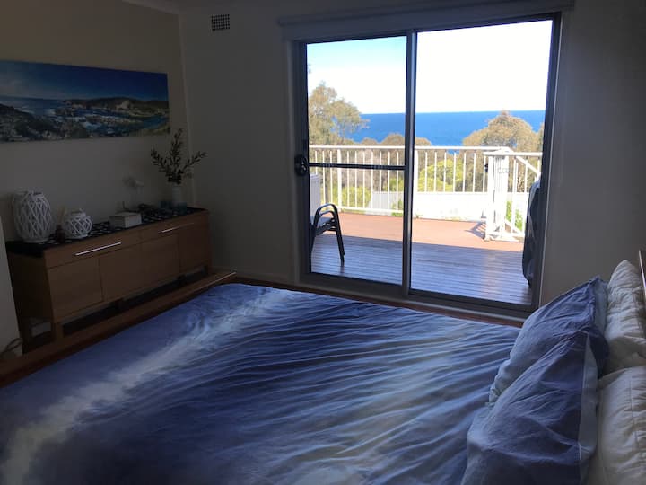 ห้องนอนหลักพร้อมวิวมหาสมุทร