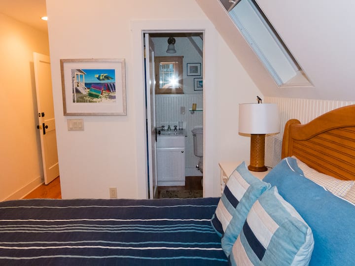 حمام داخلي مع ماستر كامل مع حوض استحمام/دش 