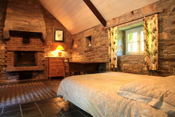 Spálňa na prízemí, zariadená v starej mlyne.