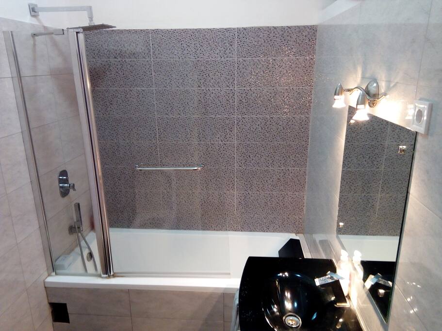Private en suite bathroom - bath tab