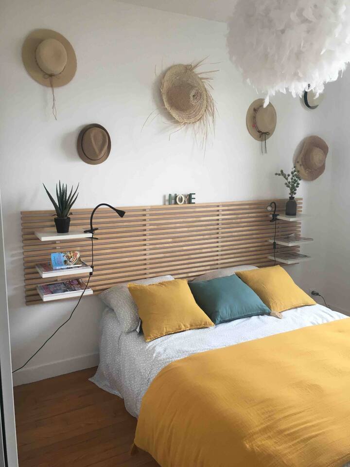 房间配有双人床和壁橱。 