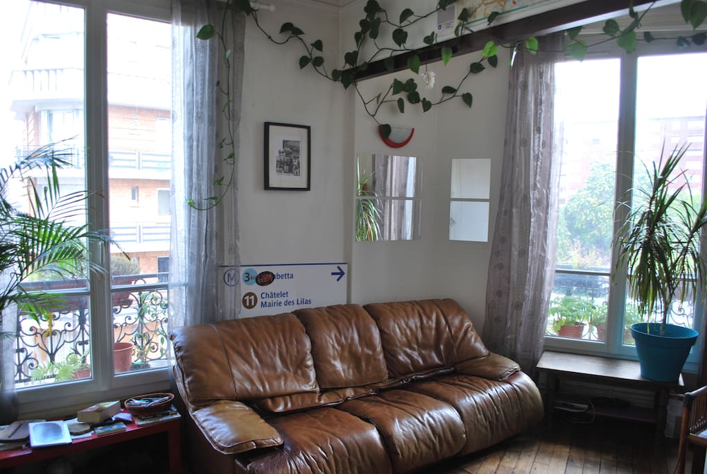 Un appartement très lumineux et de confortables canapés...