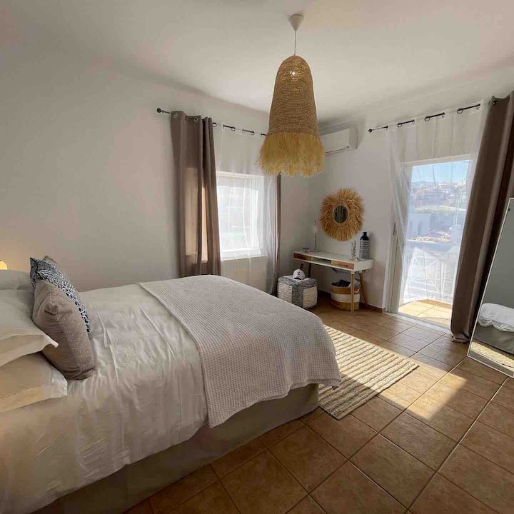 Loutro Master Room - биро и голема гардероба