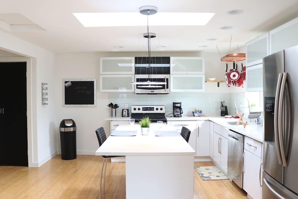 Кухня это жилое помещение. Г-образная кухня планировка. Кухня гостиная с черно белой мебелью. Кухня г-образной планировки. Черные акценты в интерьере кухни дизайн.