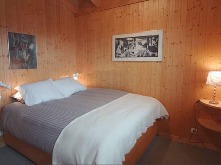 Dormitorio tamaño king en el primer piso