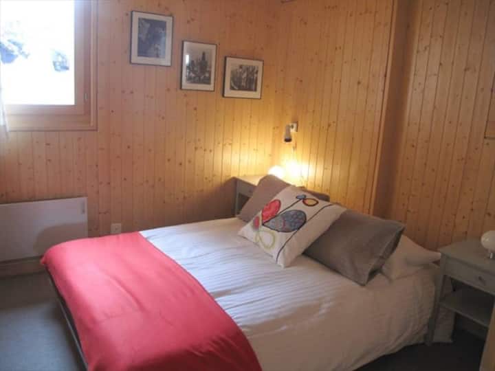 Dormitorio con cama tamaño queen, primer piso