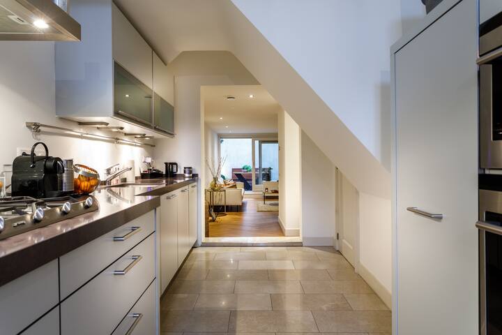 18th Century Groundfloor Canal House with patio gallery image 4