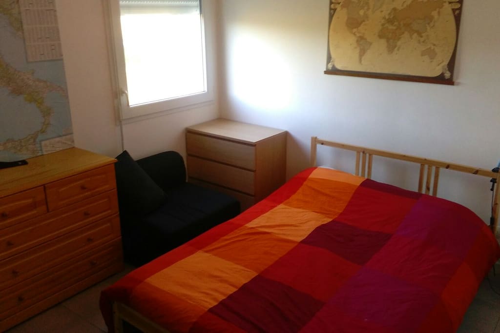 Chambre avec grand lit et un canapé-lit