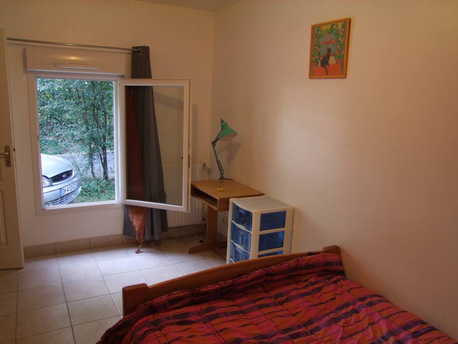 Chambre au rez-de-chaussé. Accessible en fauteuil roulant