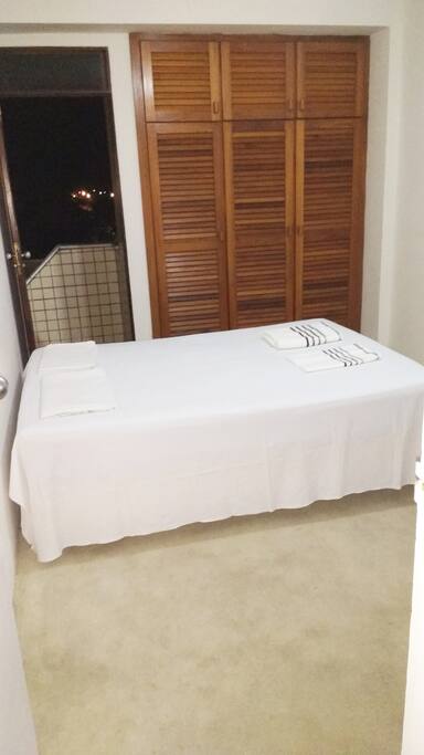 Quarto 02 - Excelente quarto, bem iluminado e ventilado com varanda.