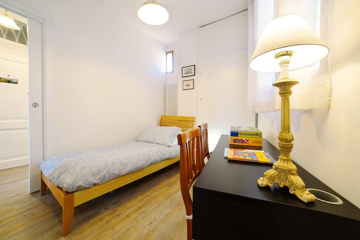 Соба бр. 3 со биро / соба бр. 3 со биро