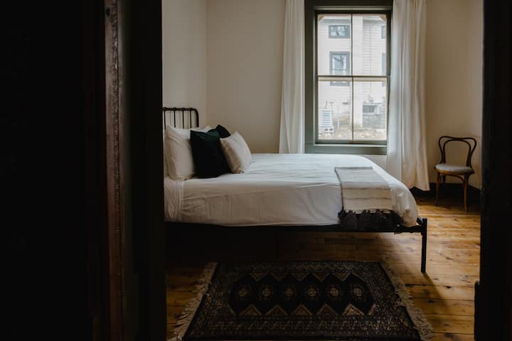 Camera da letto con letto queen-size (camera 2 di 4)