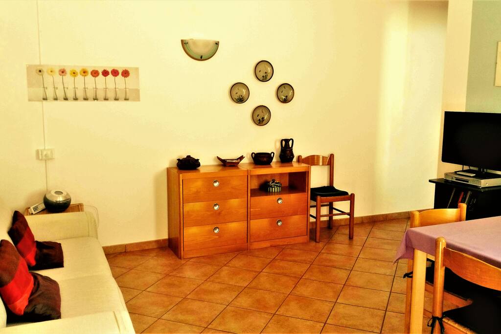 sala con tv e divano letto