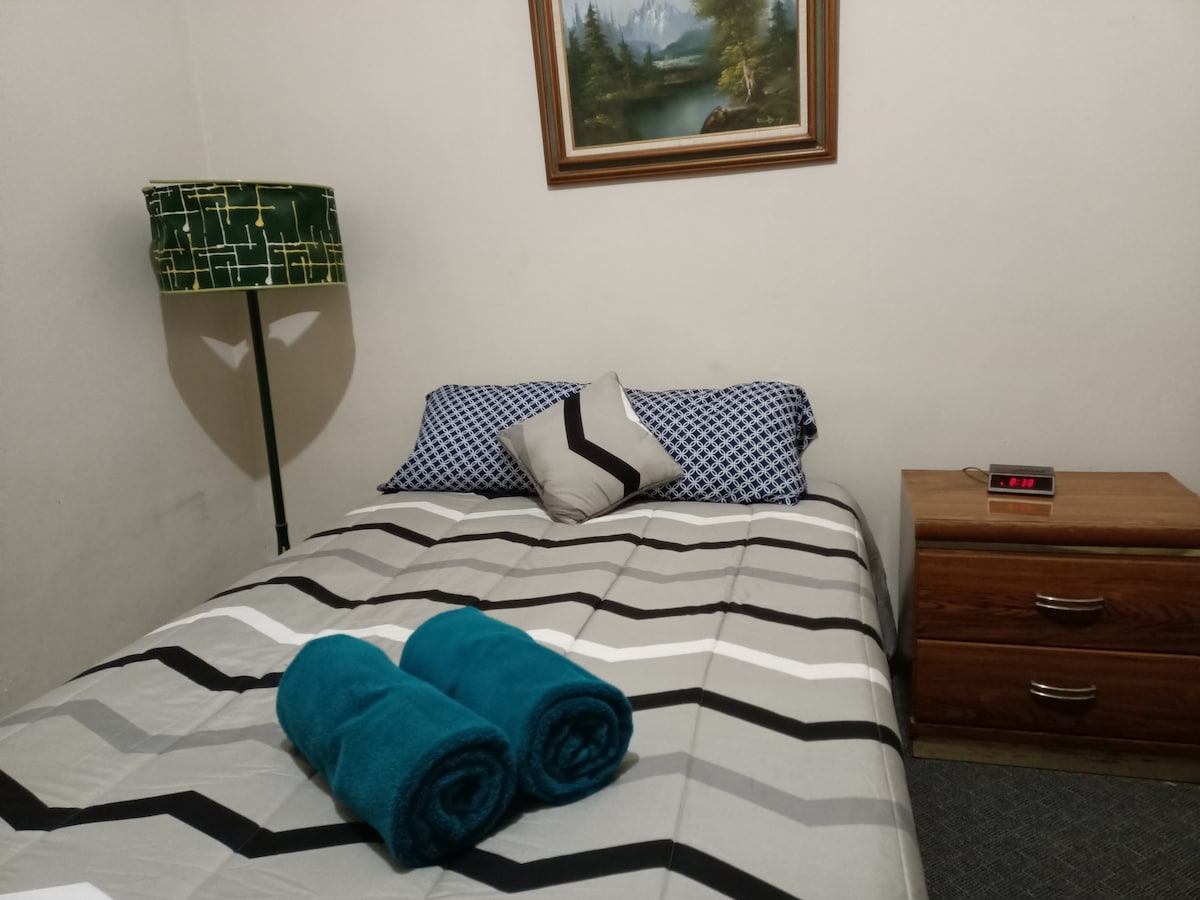 חדר שינה עם מיטה זוגית