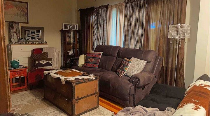 1901 Vintage Farmhouse & Private Backyard - Goldendale, WA