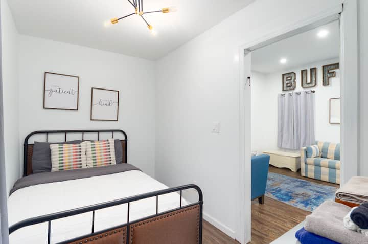 1 nga 2 dhomat e gjumit në katin e parë
Dollapi i thellë është gjithashtu i pranishëm së bashku me një tavolinë të vogël 