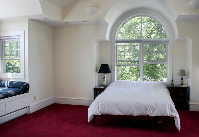 Simon's Place: Cozy, Intown, Sunny