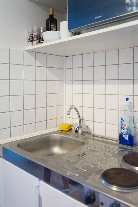 Kochnische mit Mikrowelle